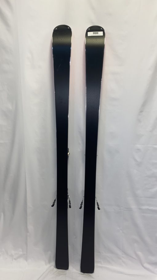 Twee Völkl RTM 7.4 ski's in zwart, rood en blauw, staand tegen een witte achtergrond.