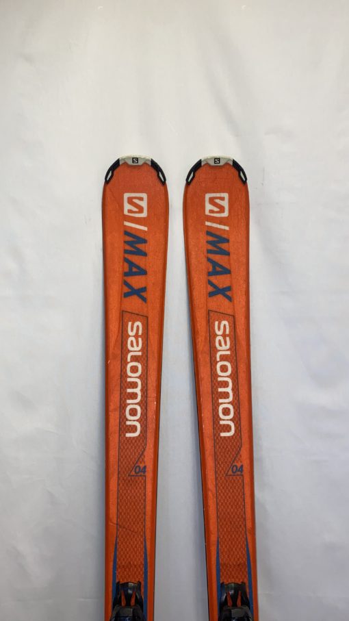 Een paar oranje Salomon MAX 04 ski's, met zichtbaar logo en het nummer '04' op een witte achtergrond.